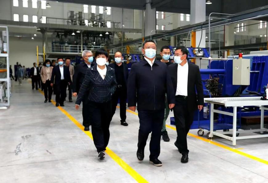 北碚區(qū)領(lǐng)導(dǎo)視察參觀華虹儀表“智能電網(wǎng)電能計量產(chǎn)業(yè)”項目基地